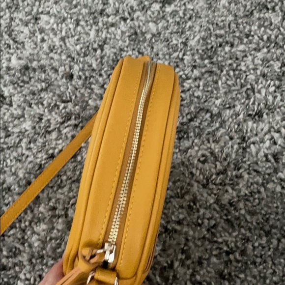 Mustard yellow round purse - Picture 2 of 4